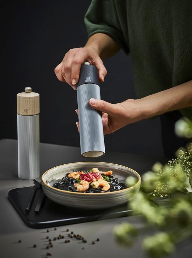 Manual Pepper Mill in Aluminium and Wood, Carbon, 8,66in