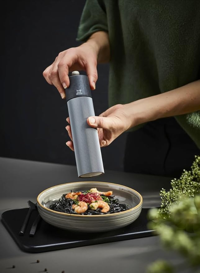 Manual Pepper Mill in Aluminium and Wood, Carbon, 8,66in