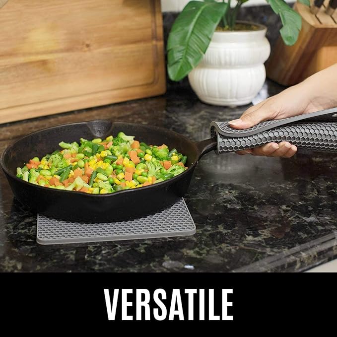 HOMWE Silicone Oven Mitts and Pot Holders, 4-Piece Set, Heavy Duty Cooking Gloves, Kitchen Counter Safe Trivet Mats, Advanced Heat Resistance, Non-Slip Textured Grip, Gray